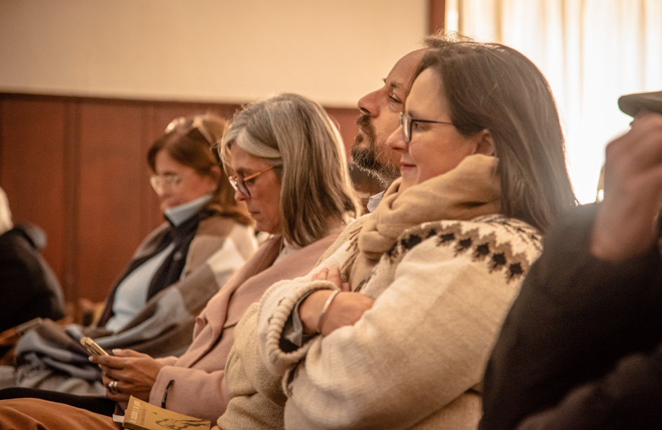 Gabriela Verde, recordó también los 80 años de la Federación Uruguaya de Magisterio. Personas en fila escuchando conferencia