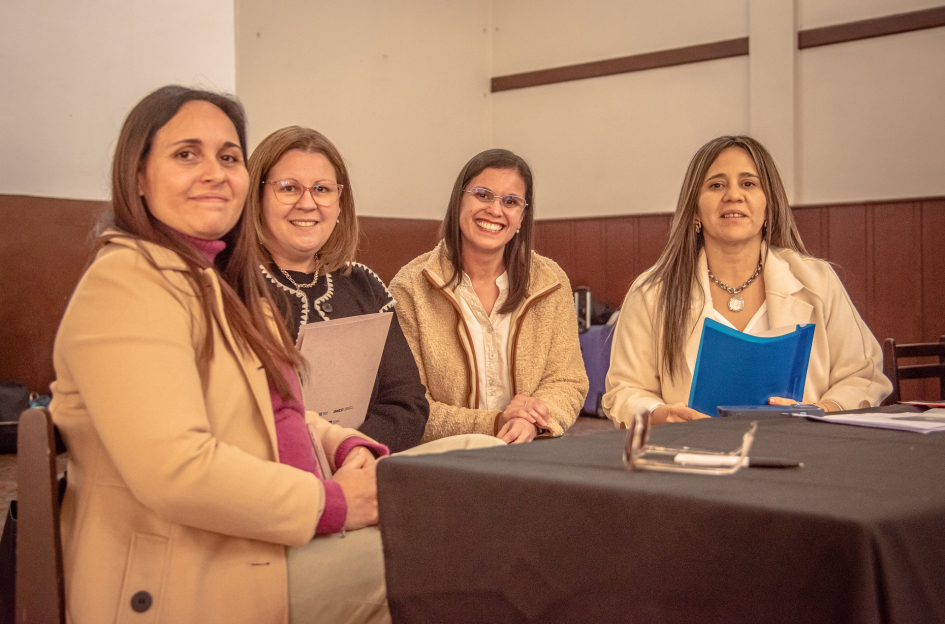 Docentes del departamento participaron de la jornada. Persona posan para foto