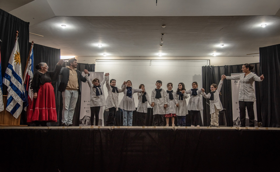 Los escolares también participaron de estas instancias. Escolares y músicos arriba del escenario