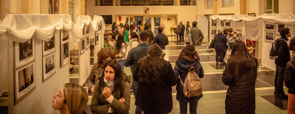 El público revivió en imágenes la historia de las misiones en nuestro país. Vista general de la exposición