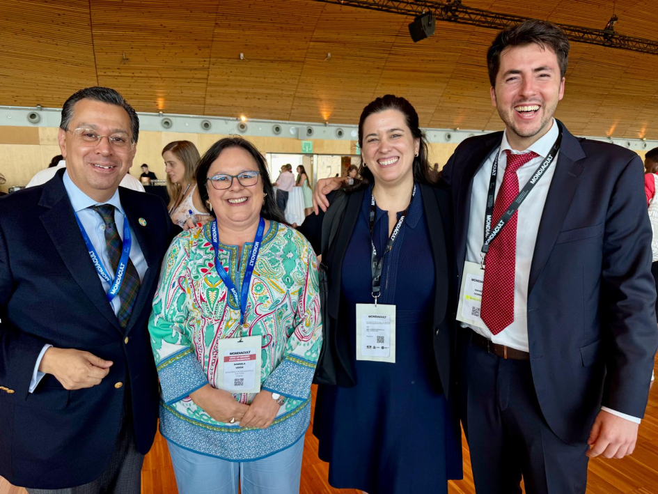 Personas posan para foto