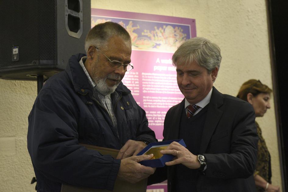 Director General entrega plaqueta de reconocimiento