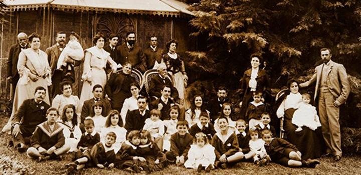 Familia de Carlos de Castro e Isabel Caravia, incluido su yerno Pedro Figari, en la Quinta de Castro. Montevideo, 1900 (aprox.). Copia en gelatina y plata. 18 cm. x 24 cm. Autor s.d. Acervo del Museo Figari.