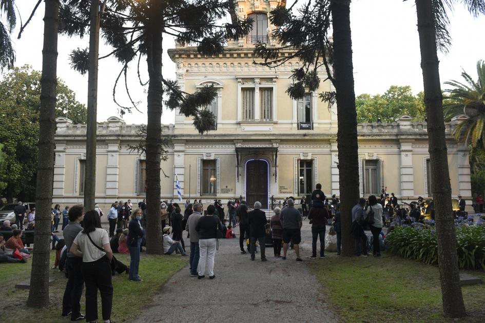 Personas recorriendo el museo