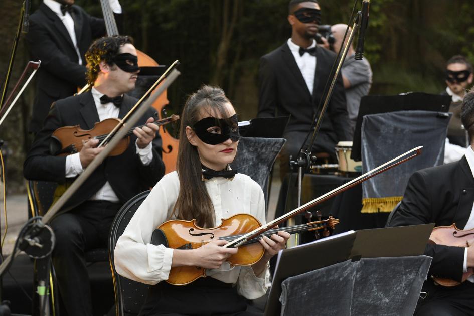 Mujer tocando el violín