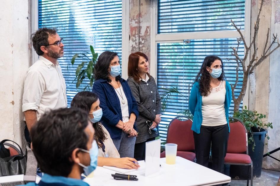 Las instancias estuvieron enfocadas a los desafíos que se encuentra el sistema educativo Personas mirando presentación en taller