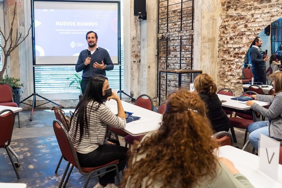 Experto exponiendo durante taller