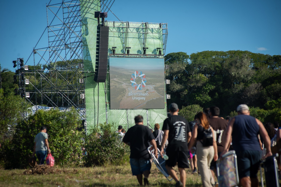 Público arribando al recital de NTVG