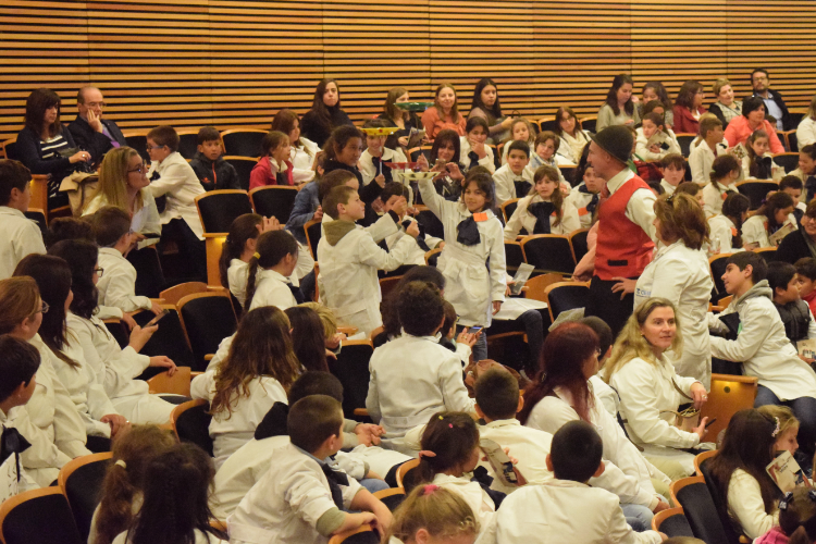 Niños en el Auditorio del Sodre Niños escolares mirando animadores hacer malabares