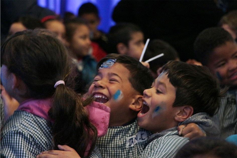Niños festejando Niños festejando
