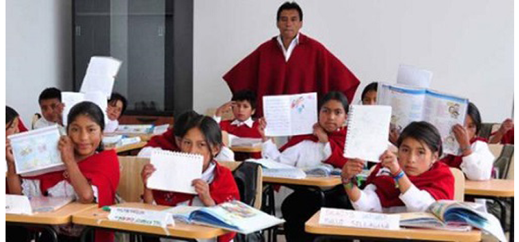 Niños Niños indigenas en el aula mostrando sus cuadernos