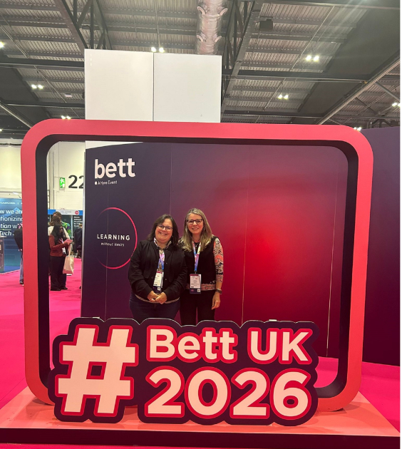 Subsecretaria Gabriela Verde posa para foto con otra person.a