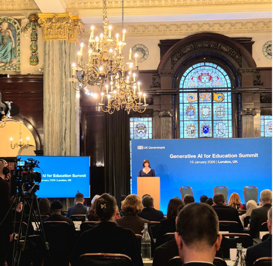 Plano general de persona hablando al público.