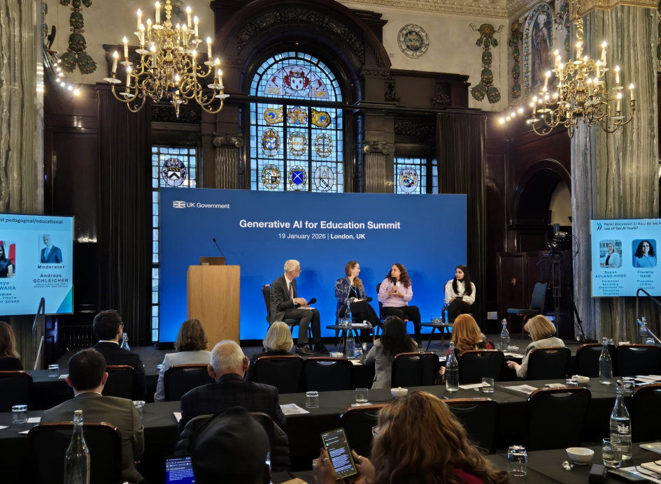 Plano general del Congreso con ponencia de Fiorella Haim.