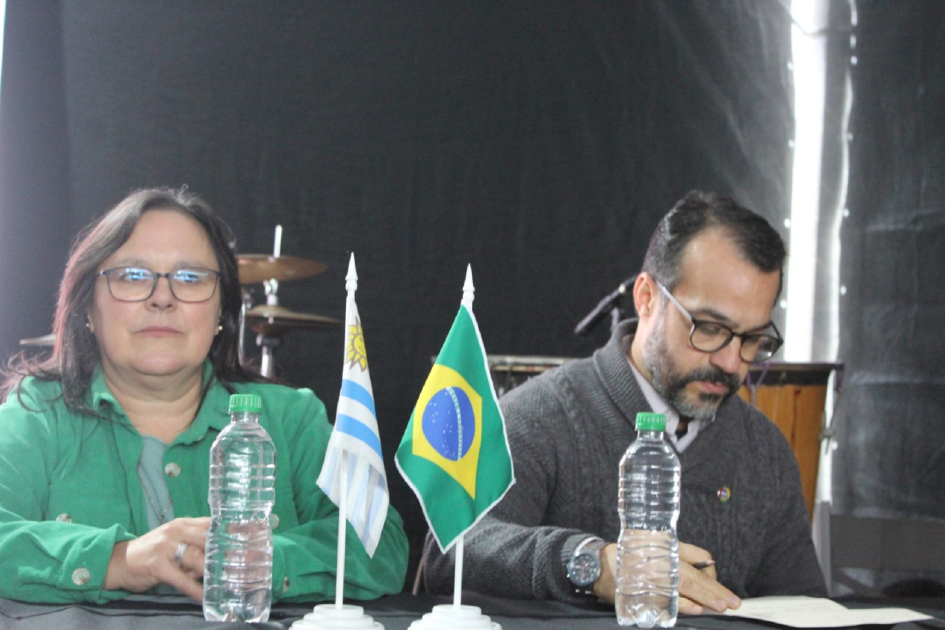 La ministra (i) Gabriela Verde también participó del Foro de Cultura. Personas en mesa hablan al público