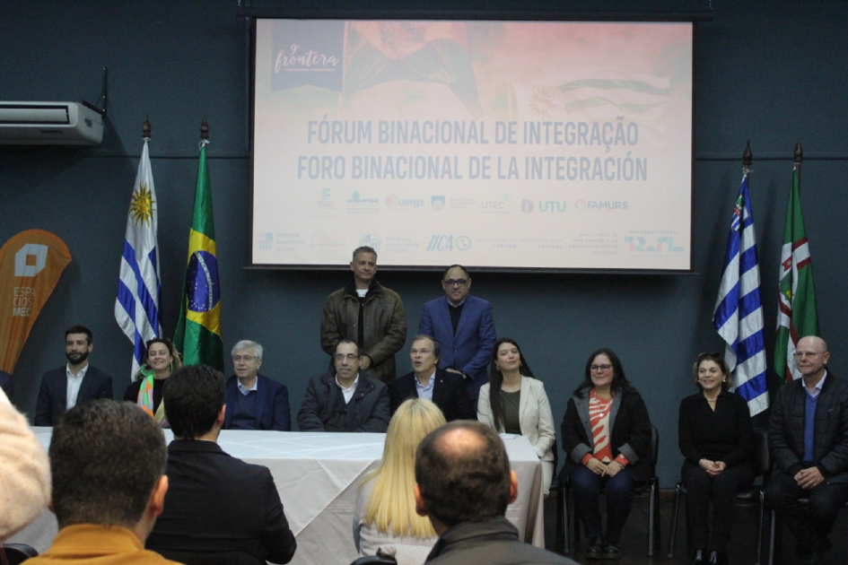 Durante su presencia en Rivera, la ministra (i) participó del Foro de Integración. Plano general de personas en mesa