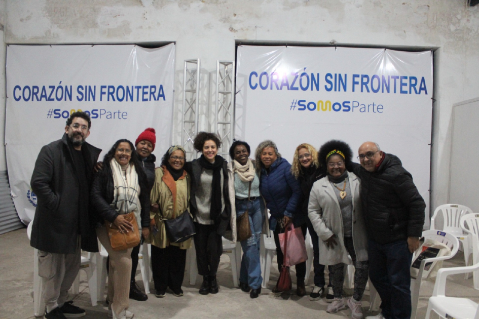 También mantuvieron reuniones con colectivos afro de la zona. Personas posando para foto