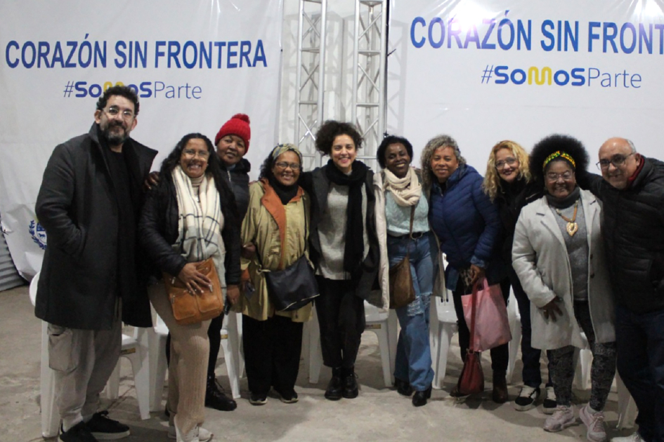 Personas posan para foto