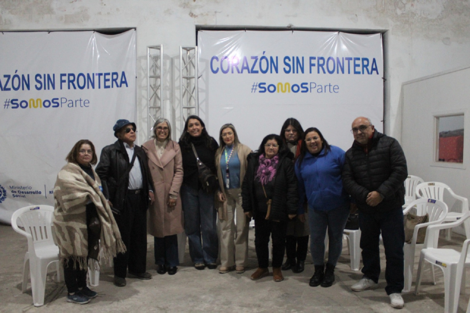 El equipo se reunión con colectivos de discapacidad. Personas posan para foto.