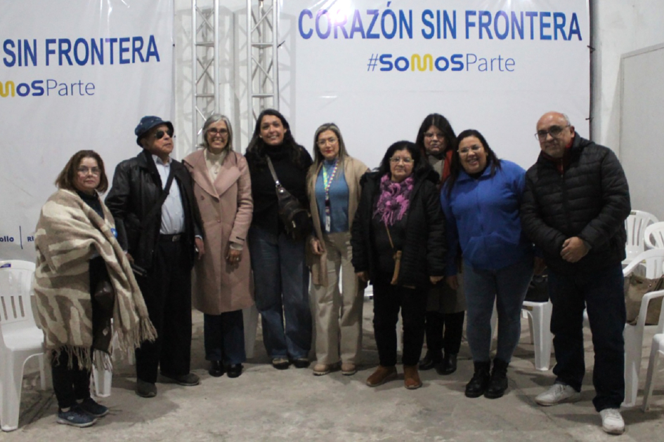Personas posan para foto.