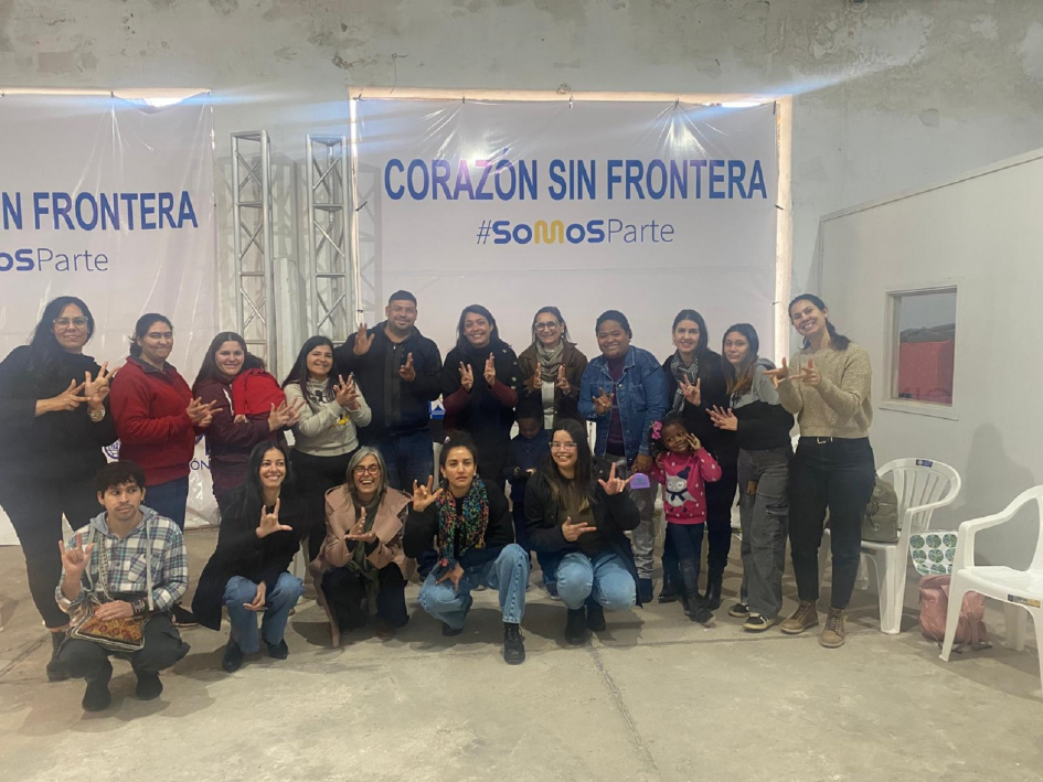 También mantuvo reuniones con la comunidad sorda de Rivera. Personas reunidas haciendo lengua de señas