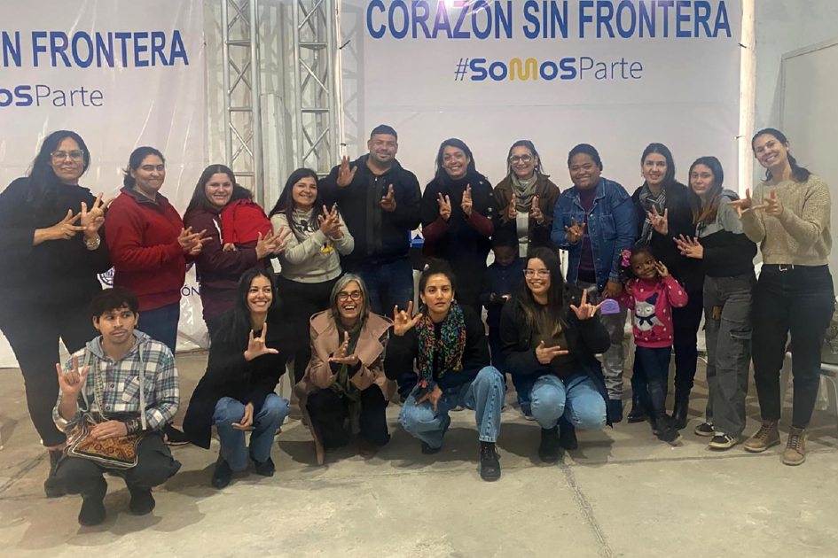 Personas posan para foto.