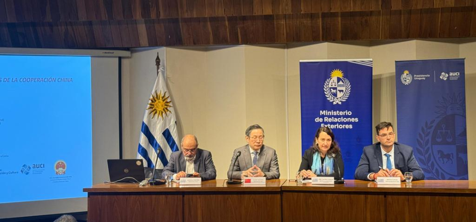 Cooperación Uruguay-China Imagen de la mesa de autoridades