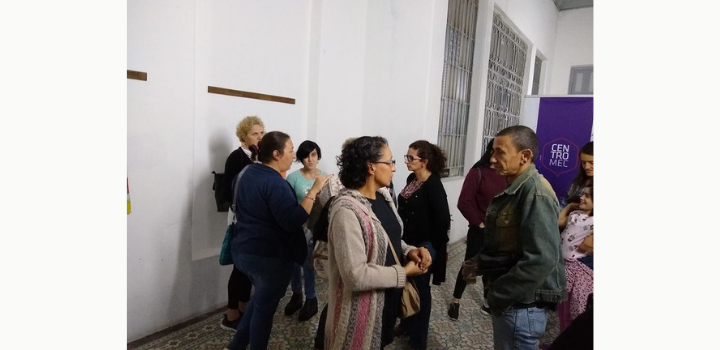 Participantes de la muestra Grupo de personas en el local de la muestra