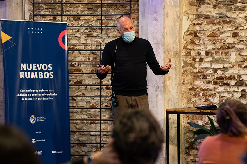 El seminario basó su propuesta comprender los estándares docentes para el rediseño de la formación inicial docente Persona en seminario