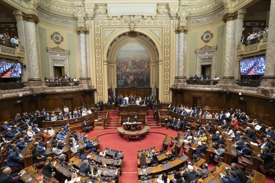 El presidente Yamandú Orsi presentó las principales iniciativas durante el primer año de gestión Plano general de la sala
