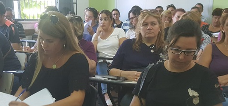 Público Personas sentadas en la charla de Fray Bentos