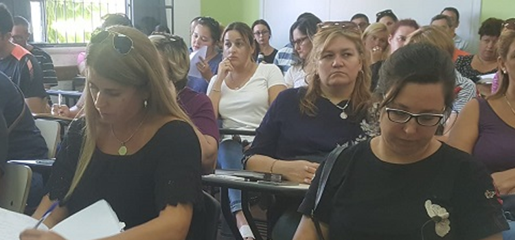 Personas sentadas en la charla de Fray Bentos