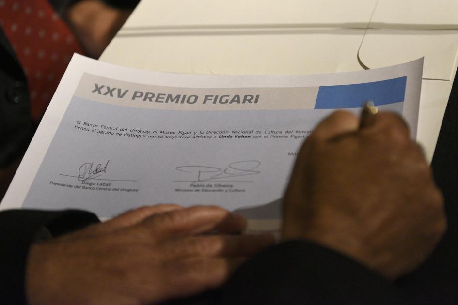 Mano firmando diploma