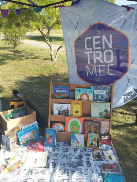 Libros y bandera de Centros MEC