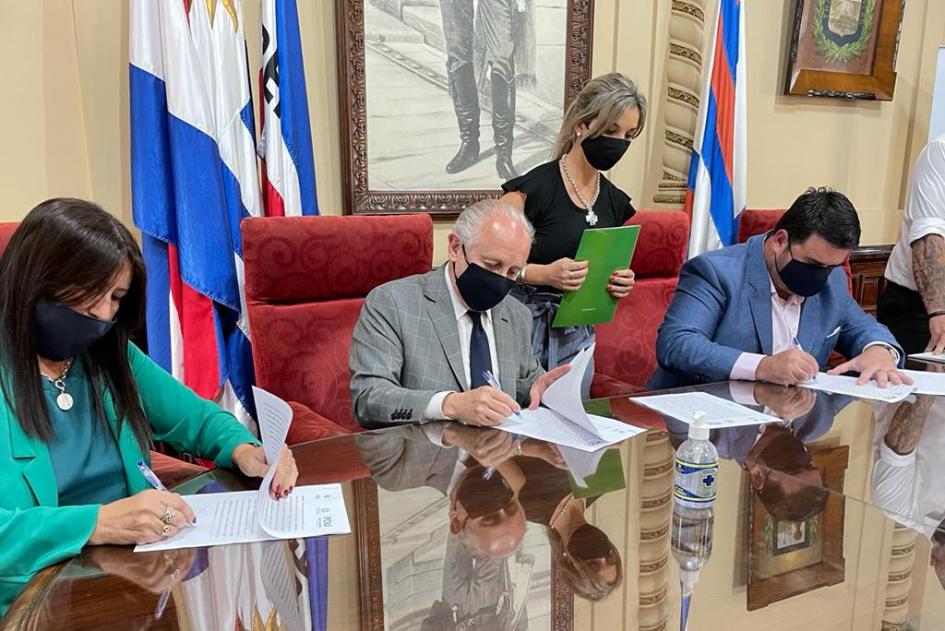 Autoridades firmando el convenio en Paysandú Tres autoridades firmando a la misma vez el convenio