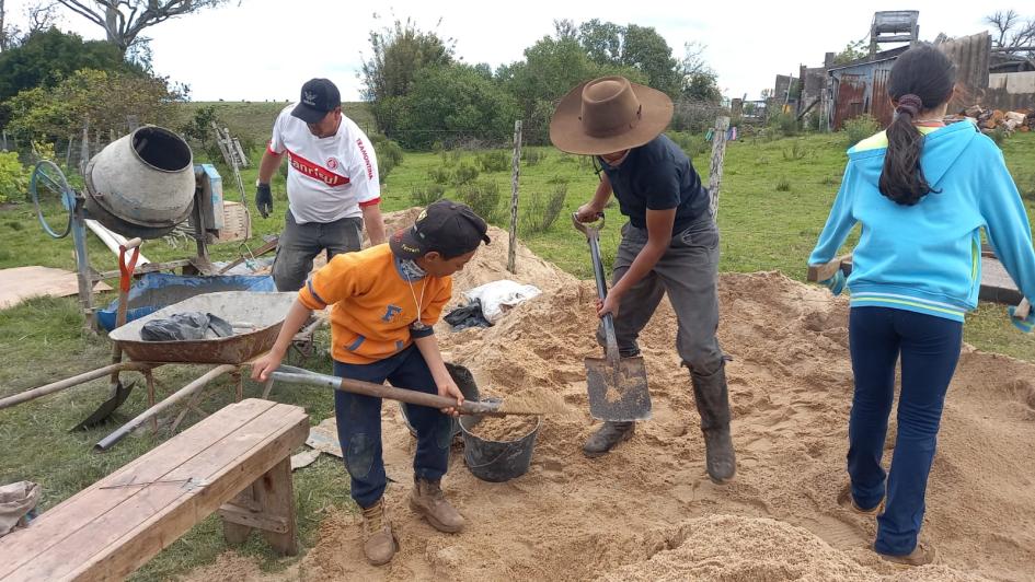 Personas trabajando al aire libre