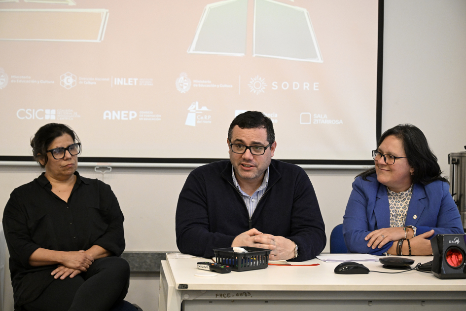 Autoridades en mesa durante apertura