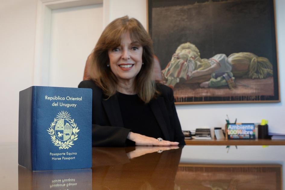 Subsecretaria Ana Ribeiro Pasaporte en primer plano y mujer desenfocada