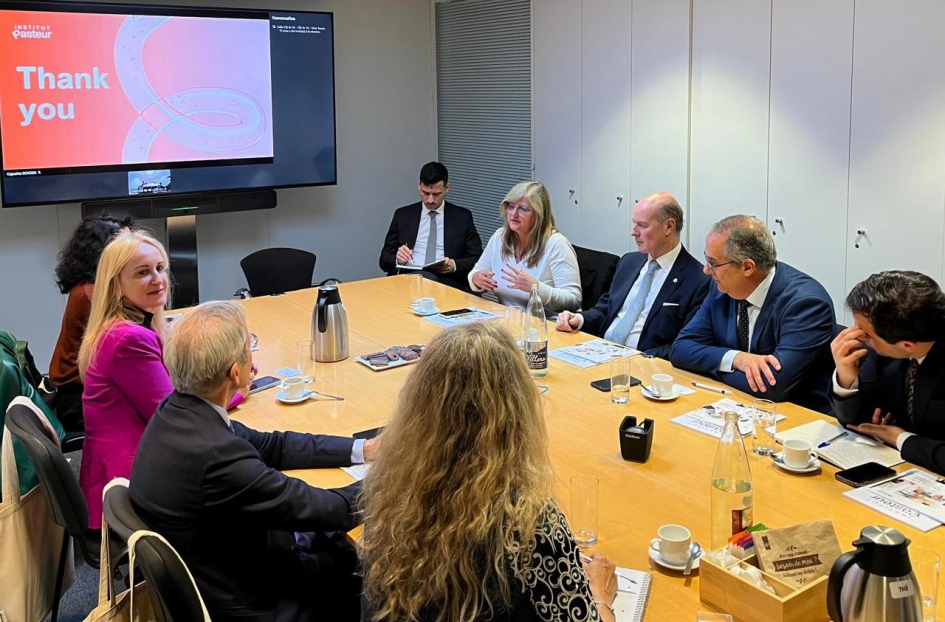 Reunión y recorrida por las instalaciones del Institut Pasteur de París.