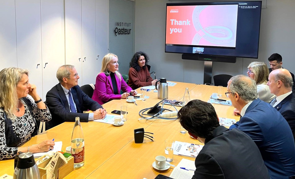 Reunión y recorrida por las instalaciones del Institut Pasteur de París.