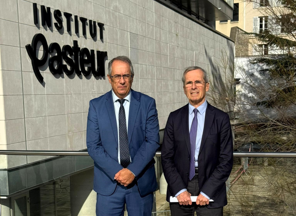 Mahía junto al Presidente del Consejo de Administración, Yves Saint-Geours. 