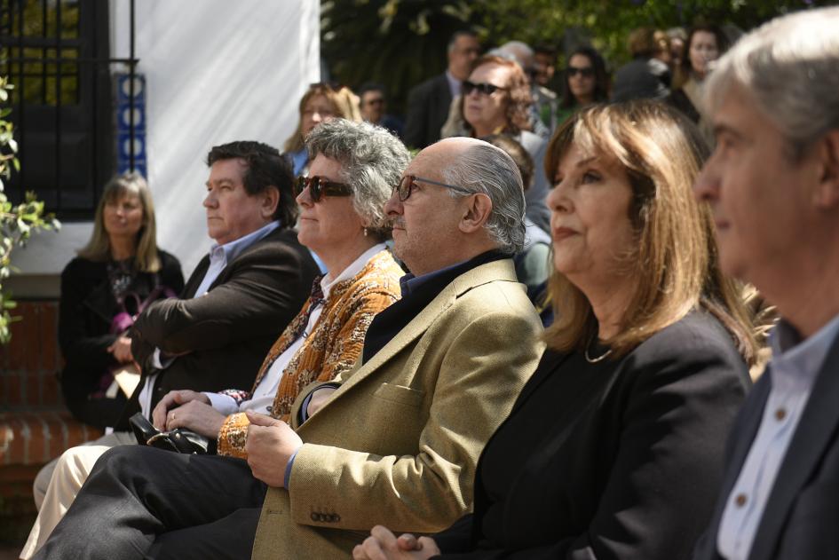 Personas sentadas en fila durante lanzamiento de la jornada