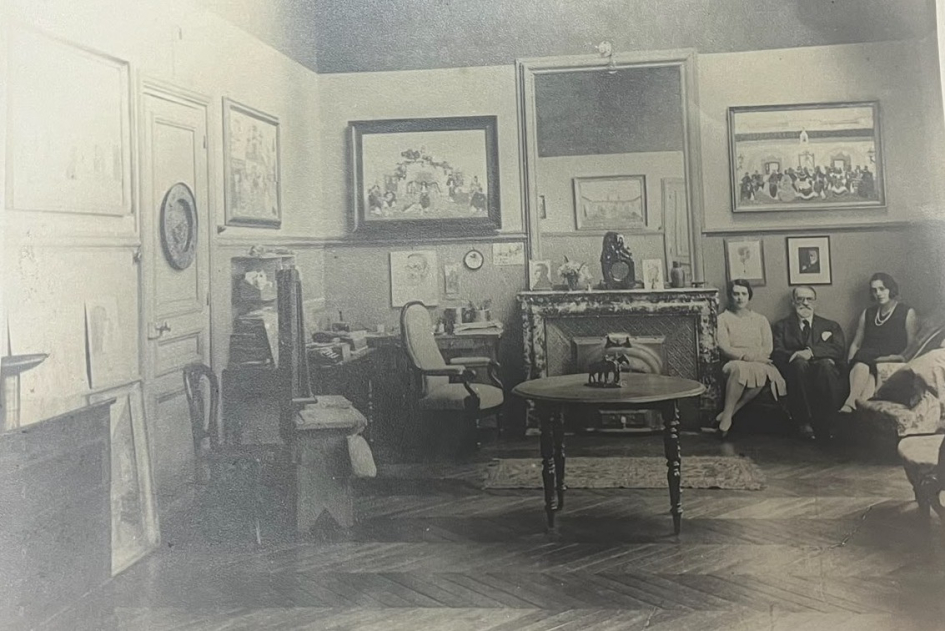 París, 1928, Pedro Figari con sus hijas Isabel y Emma. París, 1928, Pedro Figari con sus hijas Isabel y Emma.