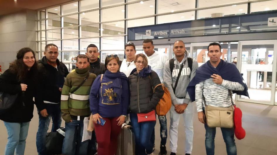 Estudiantes cubanos Personas afuera del aeropuerto de Carrasco, Montevideo