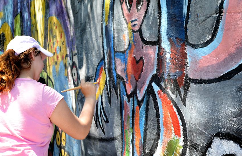 mujer pintando mural