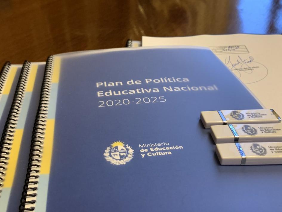 Encuadernado del Política Educativa Nacional 2020-2025 con unos pendrives del MEC