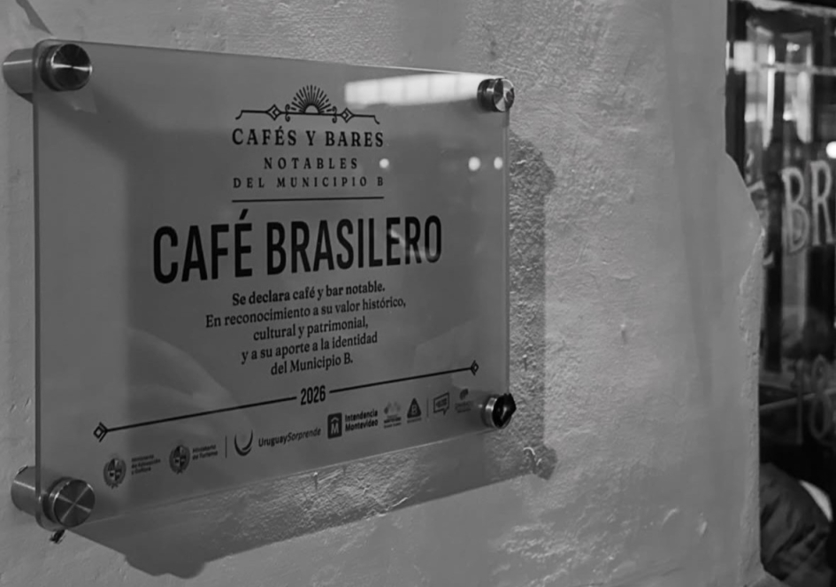 Café Brasilero fue reconocido como café y bar notable del Municipio B Placa del reconocimiento de café y bar notable al Café Brasilero