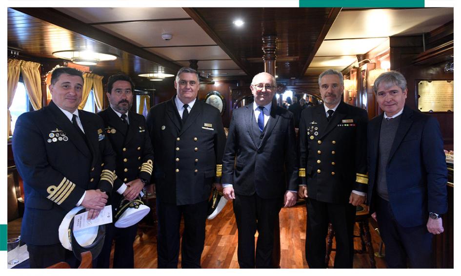 Autoridades del MEC y del Capitán Miranda posando para foto