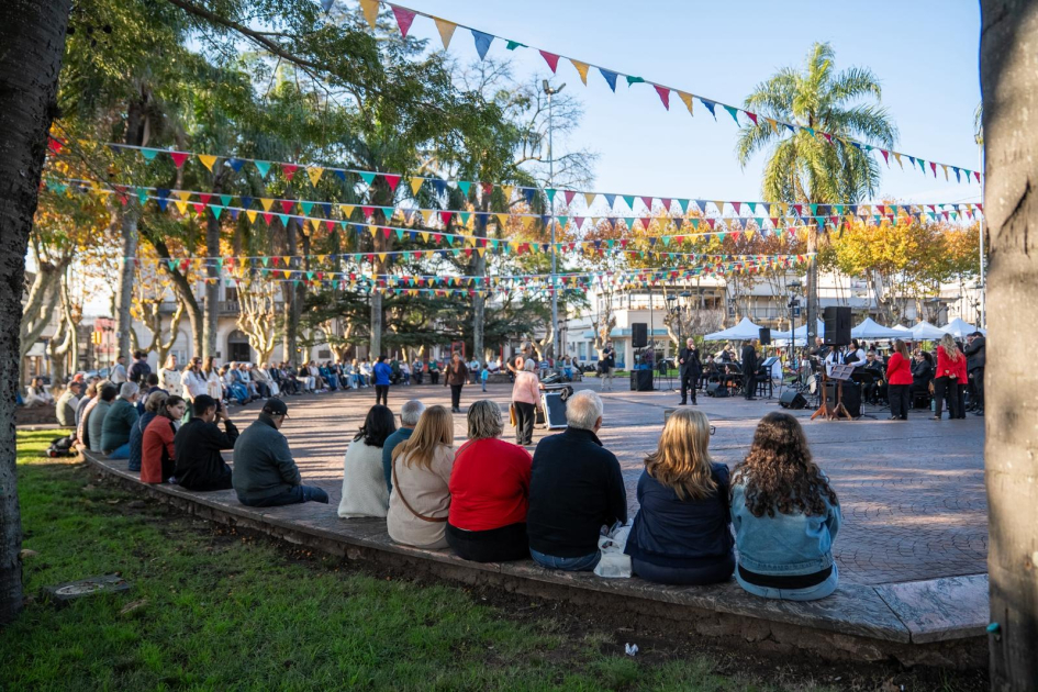 La plaza de Minas fue escenario de varias actividades culturales y gastronómicas Personas en la plaza