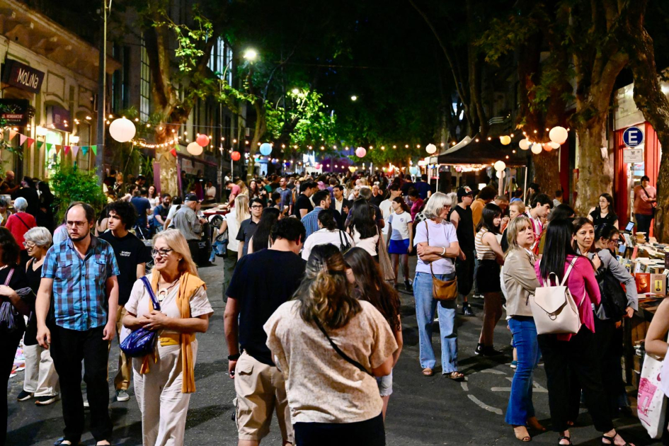 La Noche de las Librerías llenó de arte y cultura las calles de todo el país. Plano general de personas caminando en la calle.